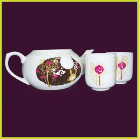 CHINESE TEAPOT AND CUPS SET